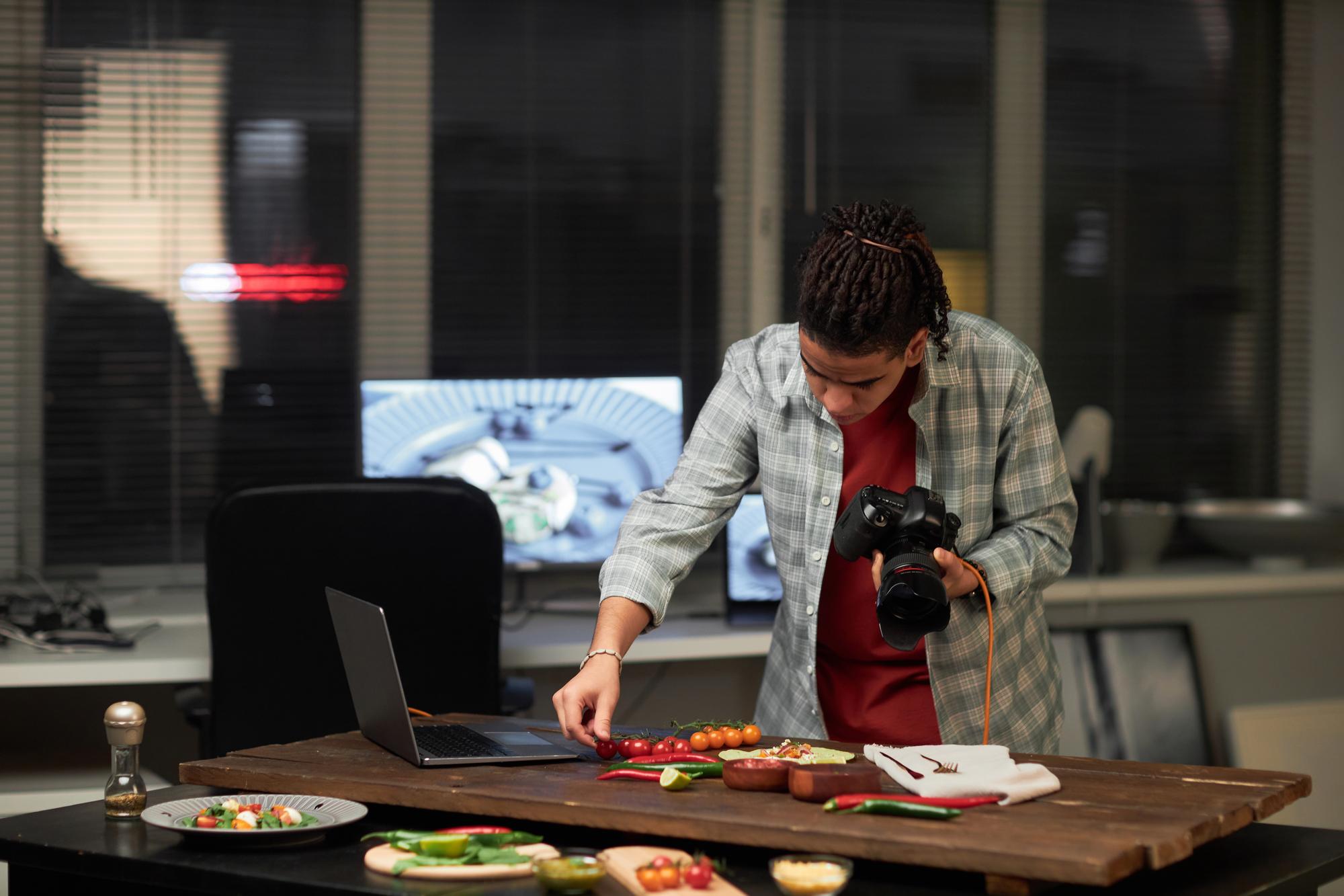 Chef al lavoro in cucina digitale con schermi e strumenti moderni