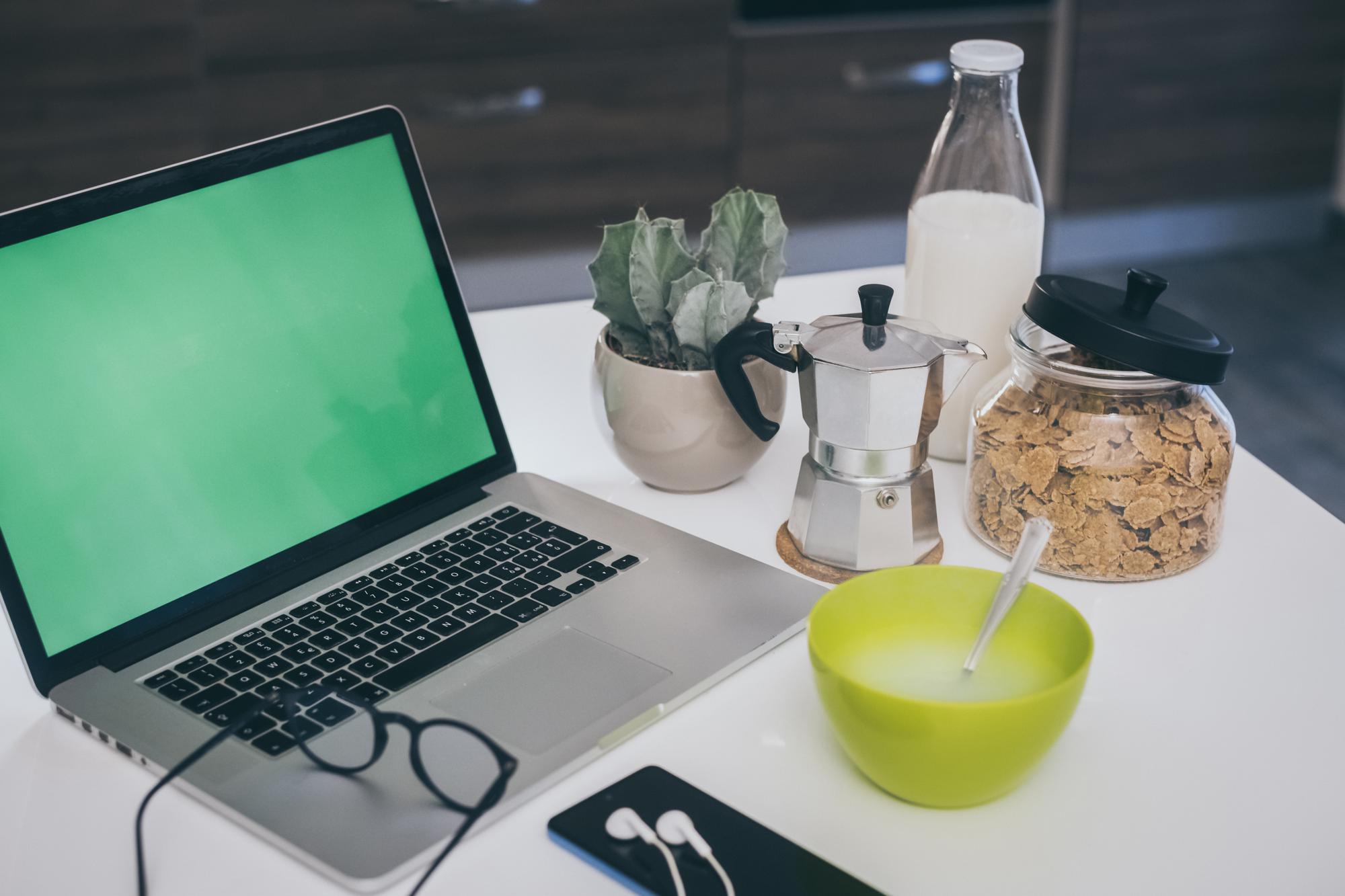 Desk con laptop che mostra dashboard di corso